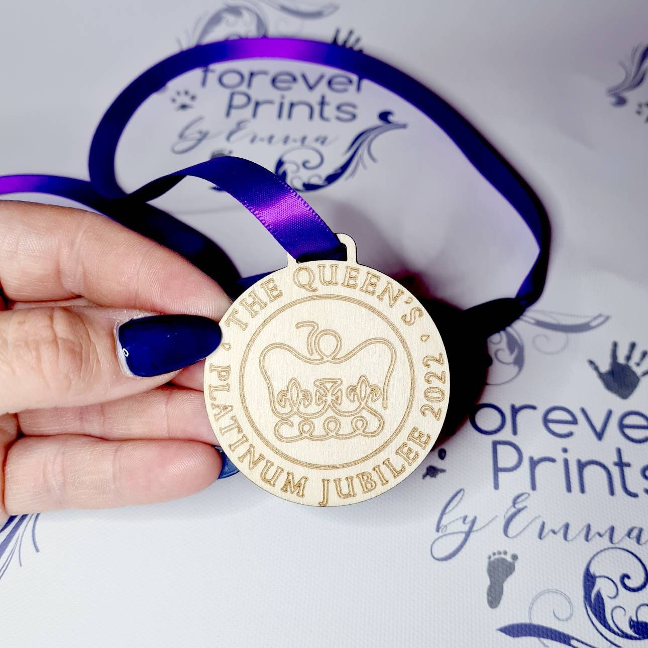 queen's jubilee keepsake, platinum jubilee wooden medal