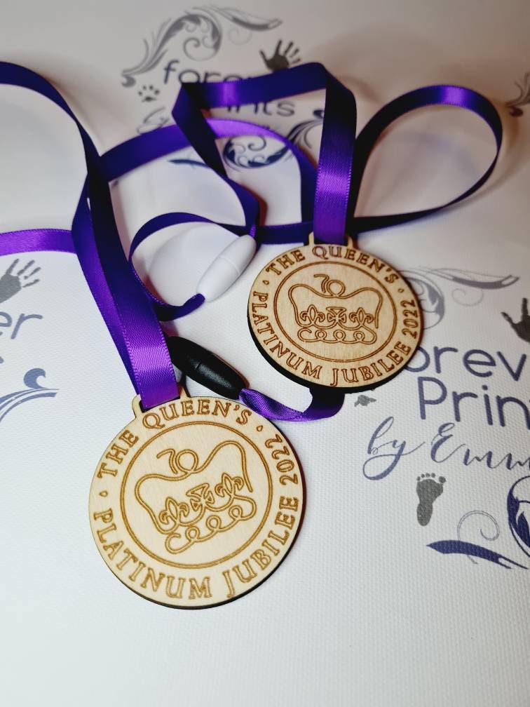 queen's jubilee keepsake, platinum jubilee wooden medal