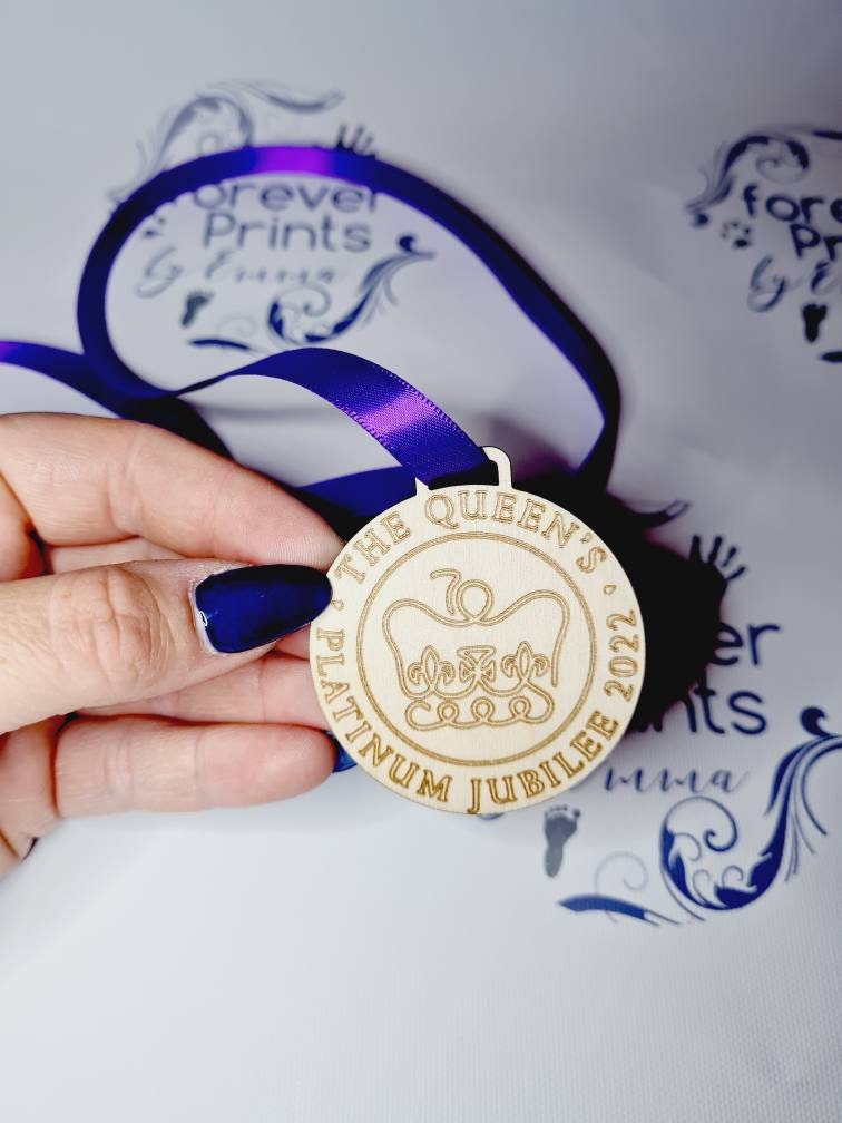 queen's jubilee keepsake, platinum jubilee wooden medal