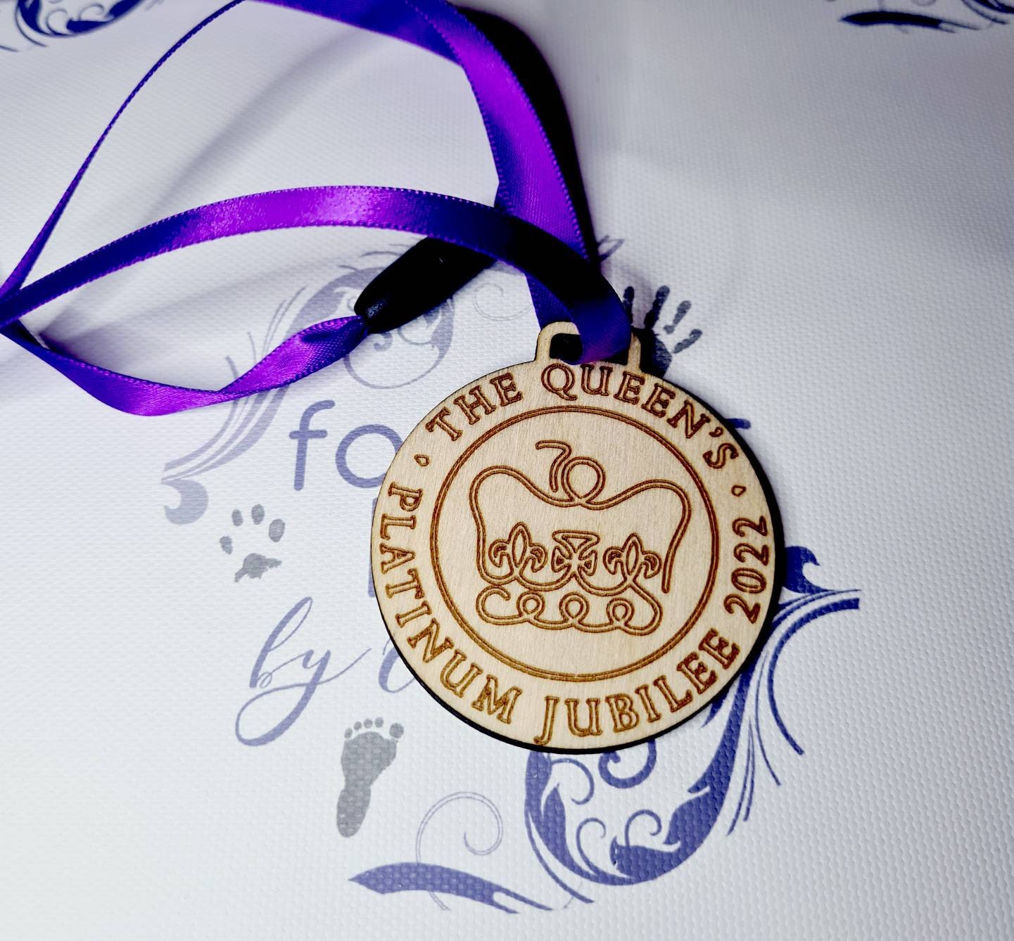 queen's jubilee keepsake, platinum jubilee wooden medal